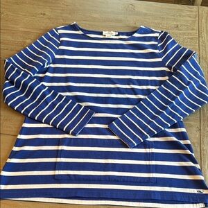 🐳Vineyard Vines Blue and White Striped shirt w/front pocket / perfect condition